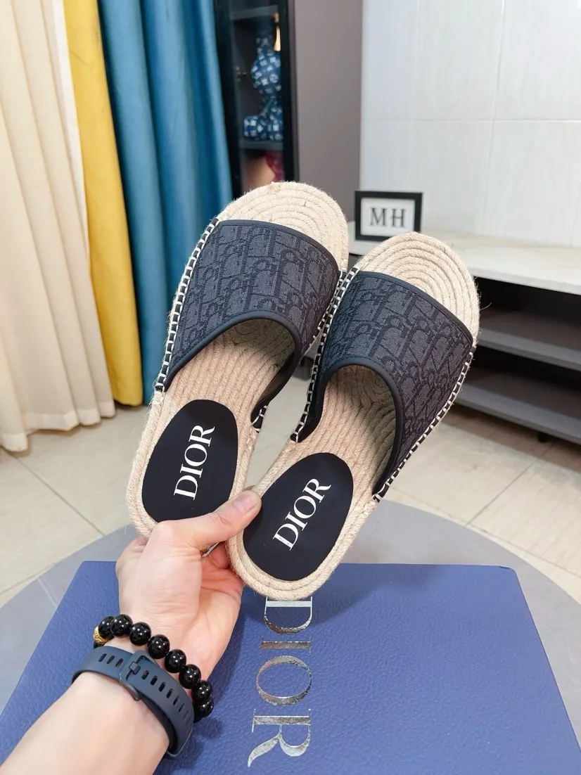 Men's men's shoes💰320🌸🌸High-end version. DIOR💁Men's slippers, high-end and upscale [strong][strong], compare quality at counters. The upper is hand-drawn, a combination of native hemp and raw rubber sole [strong][strong], breathable and non-slip outsole [rose][rose], breathable and comfortable lambskin lining, density 100% comfortable [gift][gift], original wear-resistant code number 38-44. Can be customized 45-46-47